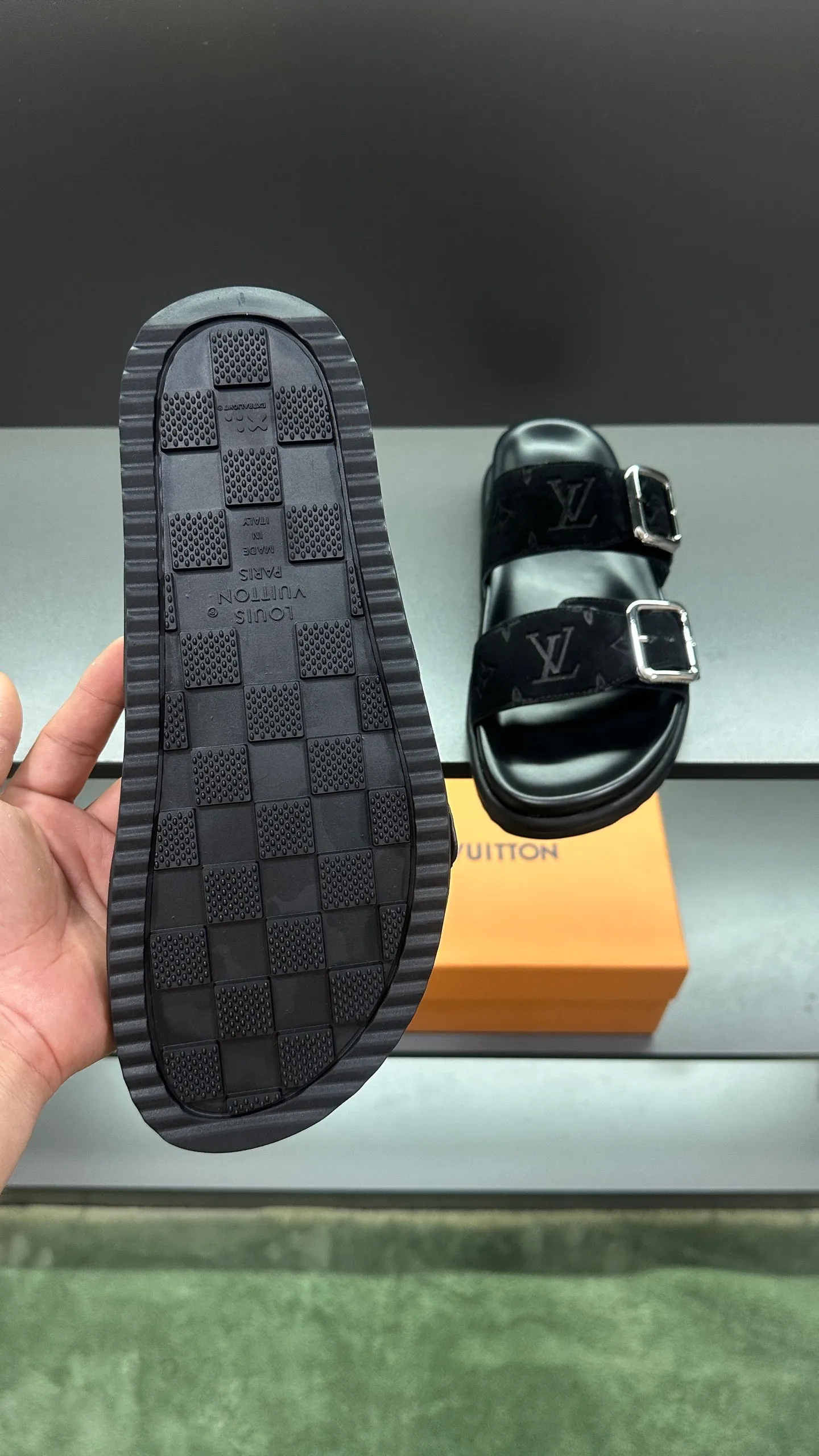 P340 🔍LV Men's Spring and Summer Slippers Counter Synchronization. The uppers are imported cowhide fabrics from Italy, with logo graphics and high-quality craftsmanship. Soles: original soles specially provided by the original factory. Exclusive movable molded soles are super comfortable. Original factory follow-up orders. 🔍🔍High quality. You can enter and leave the counter at will. Welcome to compare. Code number 38-45 No. 058